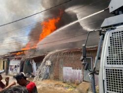 Kebakaran 77 Rumah di Kampung Jawa Lama, Polisi Turunkan Water Cannon dan Amankan Lokasi