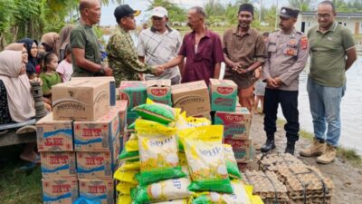 Dandim 0103/Aceh Utara Salurkan Bantuan untuk Warga Terdampak Air Rob di Seunuddon