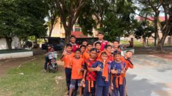 Patroli Humanis di Lapangan Hiraq, Polisi Ajak Pelajar Olahraga Sambil Kenalkan Tugas Kepolisian