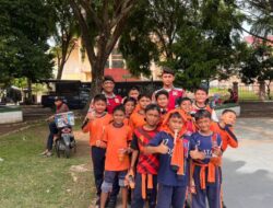 Patroli Humanis di Lapangan Hiraq, Polisi Ajak Pelajar Olahraga Sambil Kenalkan Tugas Kepolisian