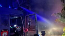 Kerahkan Mobil Water cannon : Polisi Bergerak Cepat Bantu Padamkan Kebakaran Tumpukan Kayu Sisa Banjir di Sawang