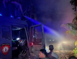 Kerahkan Mobil Water cannon : Polisi Bergerak Cepat Bantu Padamkan Kebakaran Tumpukan Kayu Sisa Banjir di Sawang