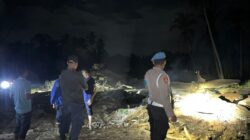Polisi dan Damkar Lanjutkan Pendinginan Lokasi Kebakaran Tumpukan Kayu di Sawang