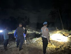 Polisi dan Damkar Lanjutkan Pendinginan Lokasi Kebakaran Tumpukan Kayu di Sawang