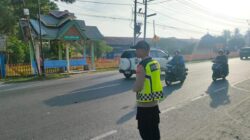 Polsek Blang Mangat Hadir di Jam Sibuk Pagi, Pastikan Arus Lalu Lintas Jalur Nasional Tetap Lancar