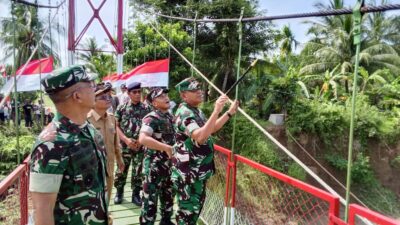 TNI dan Warga Selesaikan Rehabilitasi Jembatan Gantung Penghubung Dua Kecamatan di Aceh Utara