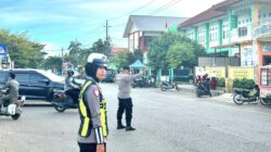 Di Balik Ramainya Kota Pagi Hari, Ada Polwan Polantas yang Setia Menjaga Keselamatan