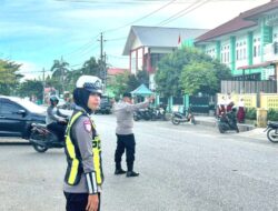 Di Balik Ramainya Kota Pagi Hari, Ada Polwan Polantas yang Setia Menjaga Keselamatan