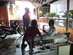Sambangi Pedagang Malam, Polsek Muara Dua Sampaikan Pesan Kamtibmas dan Cek Situasi Keamanan