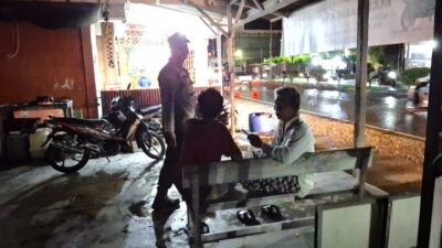 Sambangi Pedagang Malam, Polsek Muara Dua Sampaikan Pesan Kamtibmas dan Cek Situasi Keamanan