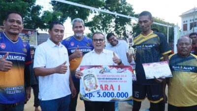 Kapolres Lhokseumawe Tutup Turnamen Voli Legend Hari Bhayangkara ke-80, Serahkan Trofi Juara kepada Bank Aceh