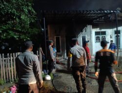 Personel Polsek Muara Dua Sigap Amankan TKP Kebakaran Rumah di Panggoi