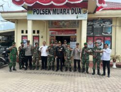 Pererat Sinergitas TNI-Polri, Danposramil dan Plt Sekcam Muara Dua Beri Kejutan HUT Bhayangkara ke-80 di Polsek Muara Dua