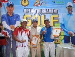 Kapolres Lhokseumawe Serahkan Penghargaan kepada Juara Open Tournament Golf HUT Bhayangkara ke-80
