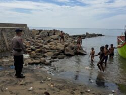 Patroli Akhir Pekan, Satpolairud Polres Lhokseumawe Edukasi Keselamatan Nelayan dan Pengunjung Pantai
