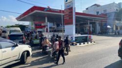 Polres Lhokseumawe Atur Antrean Kendaraan di SPBU, Wujudkan Pengisian BBM yang Aman dan Tertib