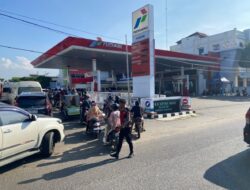 Polres Lhokseumawe Atur Antrean Kendaraan di SPBU, Wujudkan Pengisian BBM yang Aman dan Tertib