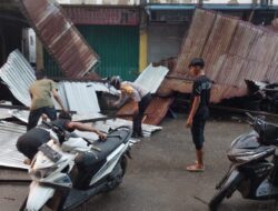 Polisi Sigap Bantu Warga Terdampak Angin Kencang di Pasar Keude Gedong, Imbau Tingkatkan Kewaspadaan