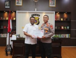 Kapolres Lhokseumawe Terima Penghargaan dari PMI atas Dedikasi Mendukung Misi Kemanusiaan