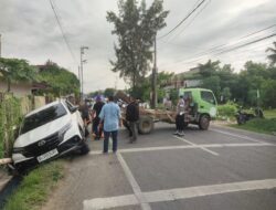 Mobil Terperosok ke Parit di Mon Geudong, Polisi Sigap Atur Arus Lalu Lintas