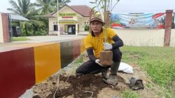 Dukung Program Penghijauan Kapolres Lhokseumawe, Kapolsek Samudera Percantik Akses Masuk Mako dengan Penanaman Pohon