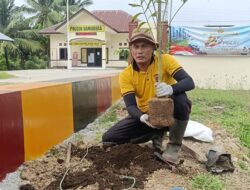 Dukung Program Penghijauan Kapolres Lhokseumawe, Kapolsek Samudera Percantik Akses Masuk Mako dengan Penanaman Pohon