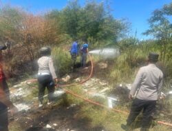 Rumput Ilalang Terbakar di Muara Dua, Kapolsek Imbau Warga Waspada dan Hindari Pembakaran Lahan