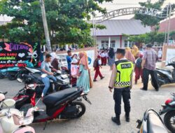 Polisi Hadir di Jam Sibuk, Personel Polsek Meurah Mulia Amankan Arus Lalu Lintas dan Bantu Pelajar Menyeberang