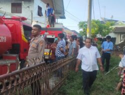 Polisi Bergerak Cepat Tangani Kebakaran Rumah di Kampung Jawa Baru, Diduga Dipicu Korsleting Listrik Lhokseumawe – Personel Polsek Banda Sakti bergerak cepat mendatangi lokasi kebakaran satu unit rumah permanen di Dusun Kenari, Gampong Kampung Jawa Baru, Kecamatan Banda Sakti, Kota Lhokseumawe, Rabu (22/7/2026) sore. Dalam peristiwa tersebut tidak ada korban jiwa, namun dua kamar dan sebagian dapur rumah mengalami kerusakan akibat dilalap api. Kapolres Lhokseumawe AKBP Dr. Ahzan, S.H., S.I.K., M.S.M., M.H., melalui Kapolsek Banda Sakti AKP Hanafiah, S.Ag., M.M., mengatakan, pihaknya menerima laporan dari masyarakat terkait kebakaran yang terjadi di rumah milik Rahmizar (43), seorang buruh harian lepas yang beralamat di Jalan Darussalam Gang Kenari Nomor 21, Gampong Kampung Jawa Baru. “Begitu menerima informasi dari masyarakat, personel Polsek Banda Sakti langsung menuju lokasi untuk mengamankan tempat kejadian perkara, membantu proses evakuasi, serta berkoordinasi dengan petugas Pemadam Kebakaran Kota Lhokseumawe,” ujar AKP Hanafiah. Ia menjelaskan, berdasarkan keterangan saksi, warga pertama kali melihat asap dan kobaran api keluar dari salah satu kamar rumah. Warga sempat berupaya memadamkan api dengan peralatan seadanya, namun api dengan cepat membesar dan menjalar ke kamar lainnya serta sebagian dapur. Sekitar pukul 17.00 WIB, tiga unit mobil pemadam kebakaran tiba di lokasi dan segera melakukan pemadaman. Api berhasil dipadamkan sekitar pukul 17.20 WIB sehingga tidak merembet ke bangunan lain di sekitar lokasi. AKP Hanafiah menyebutkan, saat kebakaran terjadi rumah dalam keadaan kosong karena pemilik sedang tidak berada di tempat. Akibat peristiwa tersebut, dua kamar dan sebagian dapur hangus terbakar dengan estimasi kerugian material sekitar Rp50 juta. “Dari hasil pemeriksaan awal, dugaan sementara penyebab kebakaran berasal dari korsleting listrik. Meski demikian, penyebab pastinya masih dalam proses penyelidikan lebih lanjut,” jelasnya. Kapolsek juga mengimbau masyarakat agar rutin memeriksa kondisi instalasi listrik di rumah serta memastikan peralatan elektronik yang tidak digunakan dalam keadaan mati guna mencegah terjadinya kebakaran. “Kami mengajak seluruh masyarakat untuk meningkatkan kewaspadaan terhadap potensi kebakaran, khususnya yang disebabkan oleh instalasi listrik yang tidak layak. Apabila terjadi keadaan darurat, segera laporkan kepada pihak kepolisian atau instansi terkait agar dapat segera ditangani,” pungkas AKP Hanafiah.