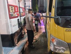 Polisi Tertibkan Antrean di SPBU, Pastikan Pengisian BBM Berjalan Aman dan Lancar