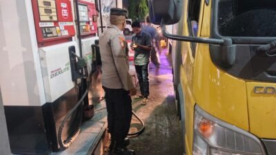 Polisi Tertibkan Antrean di SPBU, Pastikan Pengisian BBM Berjalan Aman dan Lancar