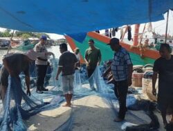 Sat Polairud Polres Lhokseumawe Ajak Masyarakat Pesisir Jaga Kebersihan Lingkungan dan Waspada Cuaca Ekstrem