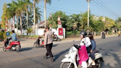Strong Point Pagi, Polsek Blang Mangat Hadirkan Lalu Lintas Aman dan Lancar di Jalur Nasional