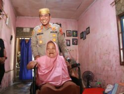 Kapolres Lhokseumawe Salurkan Kursi Roda dan Santunan kepada Lansia di Ujong Pacu