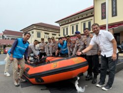 PLN NP Arun Bantu Perahu Karet untuk Polres Lhokseumawe, Antisipasi Bencana Banjir