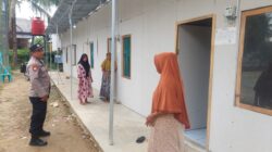 Sambangi Rumah Huntara, Polsek Muara Batu Pastikan Keamanan Penyintas Banjir Tetap Terjaga