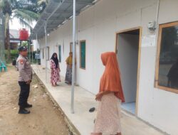 Sambangi Rumah Huntara, Polsek Muara Batu Pastikan Keamanan Penyintas Banjir Tetap Terjaga