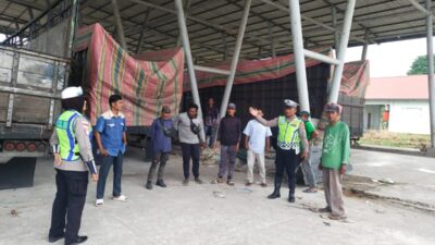 Polantas Karib Sambangi Sopir Truk, Satlantas Polres Lhokseumawe Perkuat Edukasi Keselamatan Berlalu Lintas