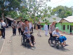Kapolres Lhokseumawe Serahkan Kursi Roda kepada Dua Lansia di Pondok Pesantren Baitul Izzah