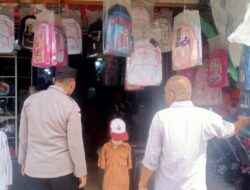 Sambut HUT RI ke-81, Bhabinkamtibmas Polsek Samudera Serta Babinsa Ajak Warga Bendera Merah Putih kepada Masyarakat