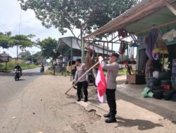 Sambut HUT RI ke-81, Polsek Nisam Bagikan Bendera Merah Putih kepada Masyarakat