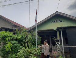 Jelang HUT ke-81 RI, Polsek Sawang dan TNI Ajak Warga Kibarkan Bendera Merah Putih