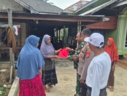Jelang HUT ke-81 RI, Muspika Syamtalira Bayu Bagikan dan Pasang Bendera Merah Putih ke Rumah Warga