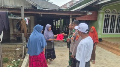 Jelang HUT ke-81 RI, Muspika Syamtalira Bayu Bagikan dan Pasang Bendera Merah Putih ke Rumah Warga