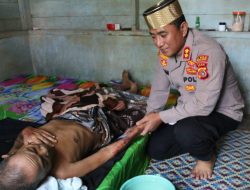 Kapolres Lhokseumawe Serahkan Kursi Roda dan Sembako kepada Warga Sakit Menahun di Sawang