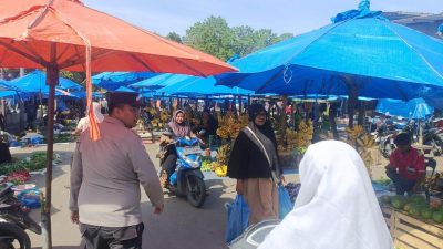 Polisi Hadir di Tengah Aktivitas Pasar, Polsek Muara Satu Jaga Keamanan Warga