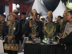 Tampil Gagah dengan Busana Adat Aceh, Kehadiran Kapolres Lhokseumawe Warnai Milad ke-800 Samudera Pasai
