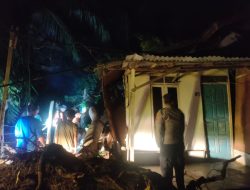 Hujan Deras Disertai Angin, Polisi Gerak Cepat Cek Rumah Warga yang Tertimpa Pohon
