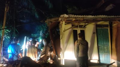 Hujan Deras Disertai Angin, Polisi Gerak Cepat Cek Rumah Warga yang Tertimpa Pohon