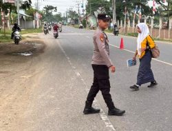 Polsek Blang Mangat Hadir di Jalan Raya Medan-Banda Aceh, Pastikan Arus Lalu Lintas Pagi Lancar